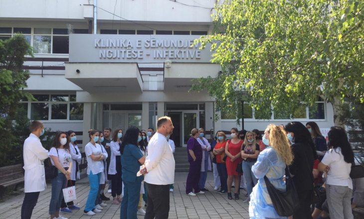 Protestojnë 360 infermierë, MSH-ja nuk ua vazhdon kontratat