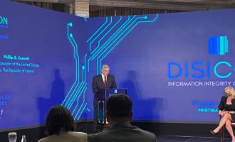 Kosnett u bën thirrje partive politike t’i ndalin dezinformatat