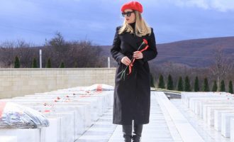 Leonora Jakupi uron Skënderajn për Ditën e Çlirimit
