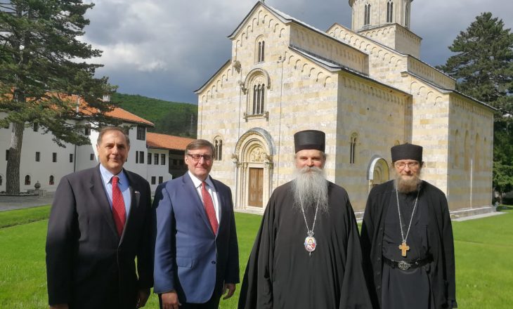 Mediat serbe: Palmer bëri thirrje që të zgjidhet çështja e tokës së manastirit