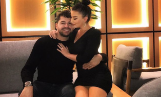 Shpat Kasapi surprizon Selvijen me dhuratë të veçantë