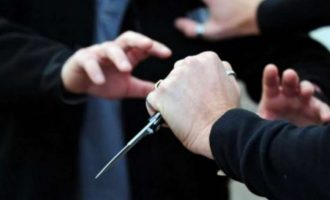 Theret me thikë një person në Podujevë