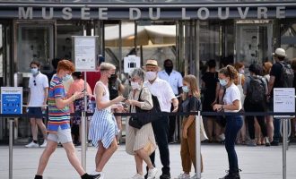 Franca heq maskat dhe orën policore