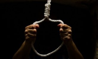 Një grua e varur prej disa ditësh në Korçë, burri i saj e mbajti të fshehtë