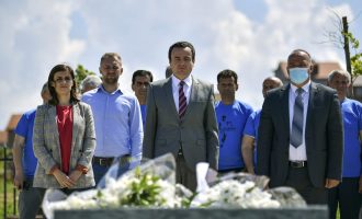 Kryeministri Kurti viziton varrin e Fadil Vokrrit në tre vjetorin e vdekjes së tij