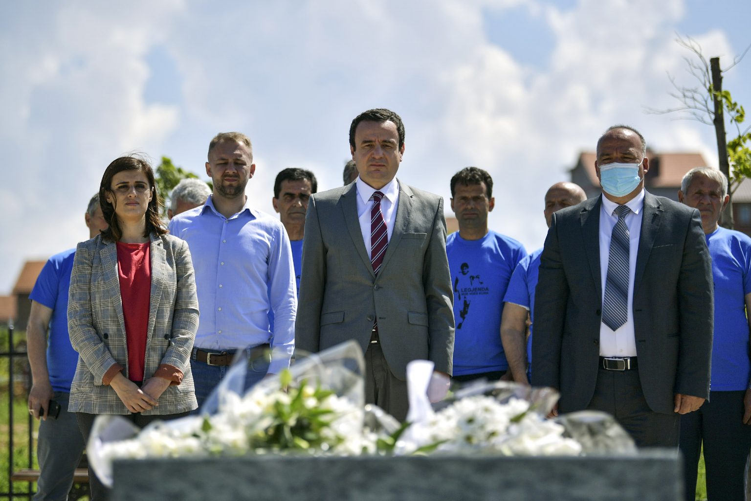 Kryeministri Kurti viziton varrin e Fadil Vokrrit në tre vjetorin e vdekjes së tij