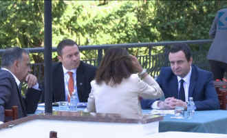 Kurti arrin në Forumin e Prespës, i shoqëruar nga Prindon Sadriu