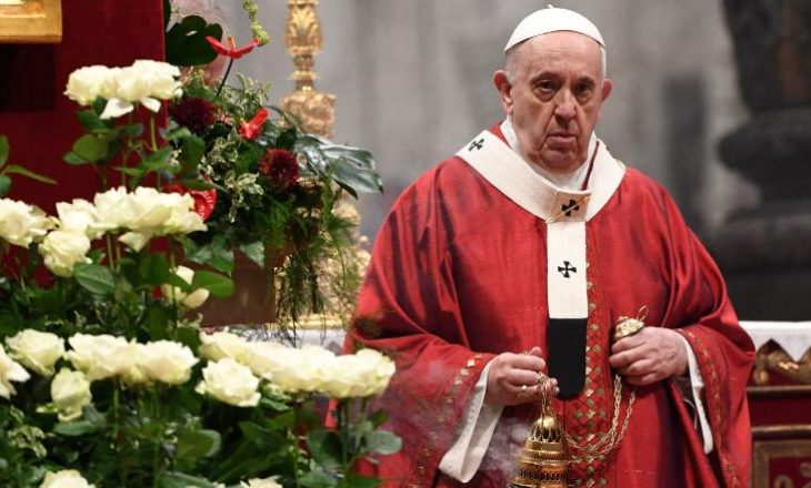 Papa Françesku hyn në operacion disa orë pasi ndoqi lutjet e së dielës