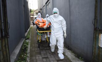 Indonezia tejkalon Indinë si epiqendra e re e COVID-19