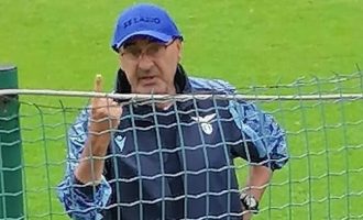 Maurizio Sarri tregohet i ashpër ndaj tifozëve në mbrojtje të Vedat Muriqit