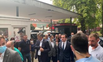 Kurti viziton të lënduarit nga aksidenti në Kroaci: Jam këtu për t’ju qëndruar afër