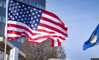 Ambasada e SHBA-së në Kosovë uron Kurban Bajramin në shqip