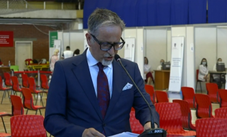 Vitia thotë se vaksinat janë të sigurta, paralajmëron rishikim të masave brenda javës