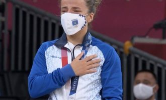 Distria Krasniqi përlotet gjatë intonimit të Himnit të Kosovës