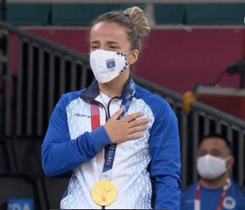 Distria Krasniqi përlotet gjatë intonimit të Himnit të Kosovës