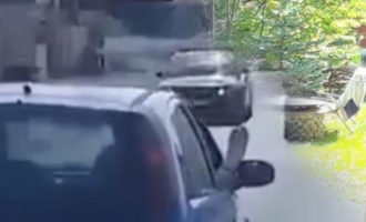 Nxori këmbën në dritare të veturës, gjobitet zyrtari ministror