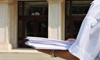 KOMF ua dorëzon letrat e fëmijëve me nevojë për deputetët e Kosovës