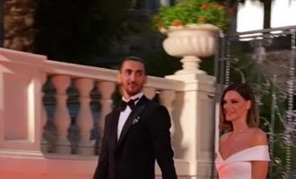 Almeda Abazi marton motrën, pamjet nga ceremonia madhështore