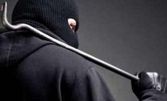 Kapet në flagrancë duke vjedhur, arrestohet