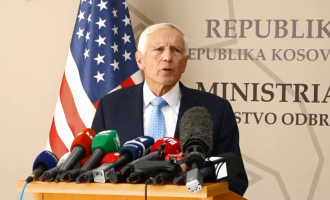 Shkolla e oficerëve do të emërohet “Wesley Clark” – gjenerali amerikan i impresionuar me demokracinë në Kosovë