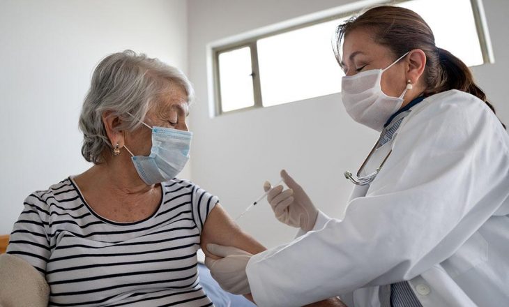 Mali i Zi shpërblen pensionistët që vaksinohen kundër COVID-19
