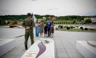 Memli Krasniqi bën homazhe te kompleksi “Adem Jashari”