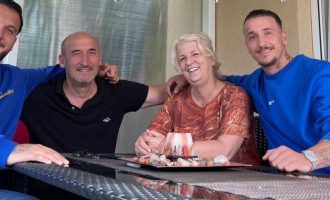 “Bekimet më të mira i kemi nga prindërit”, Mozziku uron festën me foto familjare