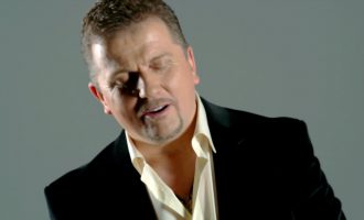 Këngëtarit të njohur shqiptar i vdes nëna