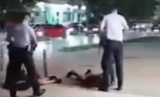 Policia shtrinë përtokë dy persona në qendër të Prishtinës (Video)