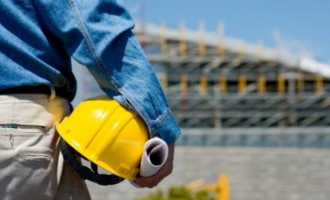 Një punëtor bie nga ndërtesa