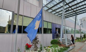 Flamuri i Kosovës ulet në gjysmë shtizë në nder të viktimave të aksidentit në Kroaci