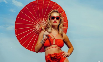 Rita Ora publikon imazhe joshëse me bikini të kuqe