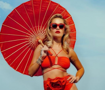 Rita Ora publikon imazhe joshëse me bikini të kuqe