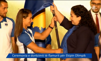 Presidentja Vjosa Osmani ia dorëzon flamurin shtetëror Ekipit Olimpik të Kosovës