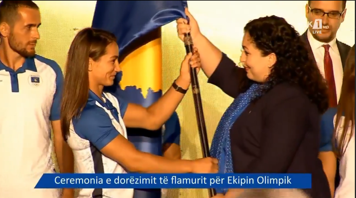 Presidentja Vjosa Osmani ia dorëzon flamurin shtetëror Ekipit Olimpik të Kosovës