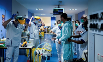 Një grua vdes pasi ishte infektuar me dy variantet e COVID-19