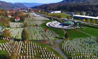 Kryeparlamentari i Kosovës përkujton gjenocidin e Srebrenicës