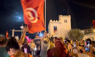 Presidenti i Tunizisë shkarkon kryeministrin dhe pezullon qeverinë