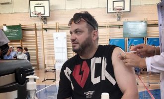 “Çipi u instalua”, këngëtari shqiptar vaksinohet kundër COVID-19