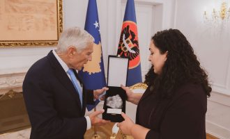 Presidentja e Kosovës takohet me Wesley K. Clark