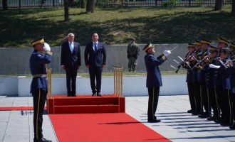 Gjenerali Clark pritet me nderime ushtarake