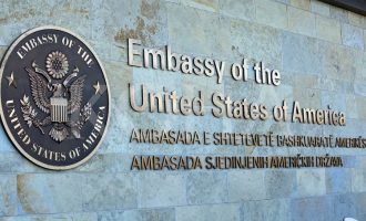 Ambasada amerikane me apel për shtetasit amerikanë në Kosovë pas situatës në Deçan