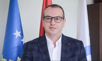 Gjoshi i PDK-së e quan “kryemashtrues” Kurtin: Më përpara shkon në Norvegji se në Deçan