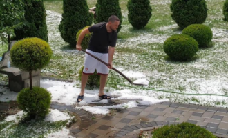 Stuhi shiu në Mitrovicë, qytetari e largon breshrin me lopatë