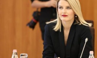 Dhurata Hoxha deklarohet pas ngritjes së aktakuzës