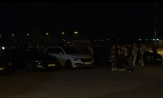 Familjarët në aeroport, presin të mbijetuarit e aksidentit në Kroaci