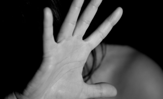 E detyroi të kryente pa dëshirë marrëdhënie seksuale, arrestohet