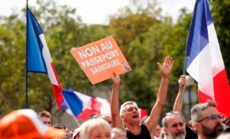 Franca miraton ligjin për pasaportat e vaksinave pas protestave