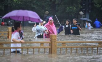 Si në filma horror – Metro me udhëtarë përmbytet pas reshjeve në Kinë