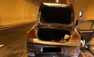 Përfshihet nga flakët një veturë në tunelin e Kalimashit
